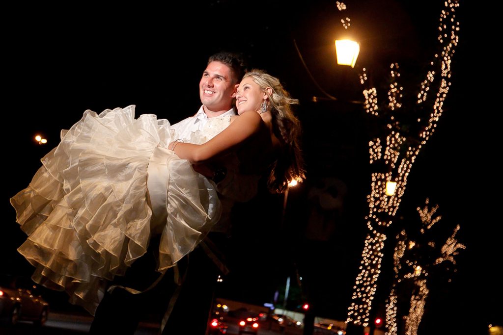 groom carrying the bride at Palazzo Hotel Montecasino