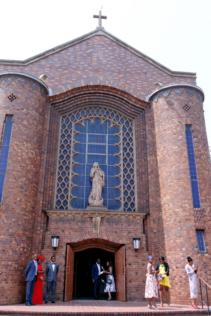 wedding guests arriving at the Rosebank Catholic Church