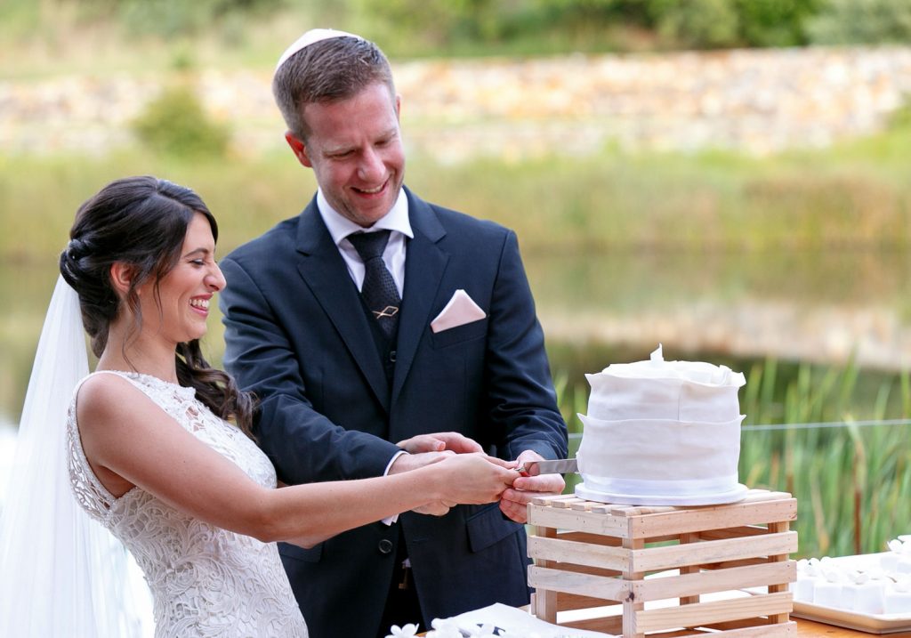Weddings at Forum Homini Jewish couple cutting the wedding cake