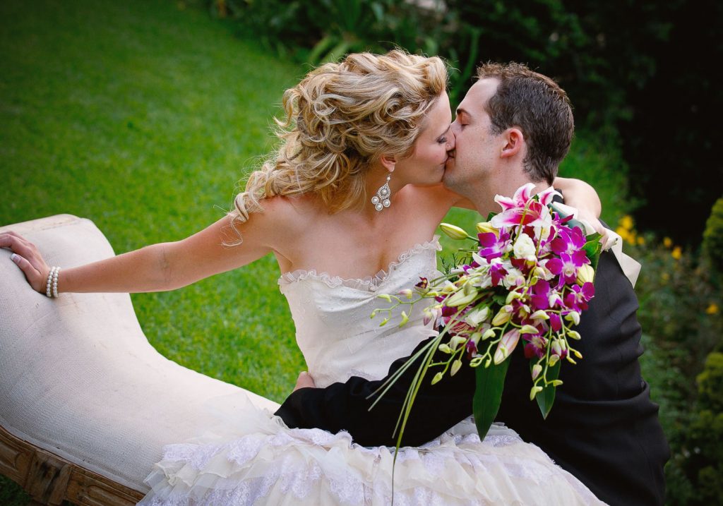 wedding couple kissing at Shepstone Gardens Mountainview Johannesburg