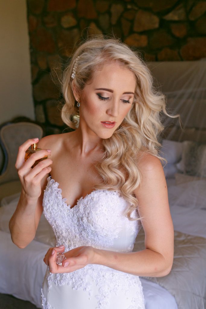 bride with her gold perfume bottle at Lezar Opstal in Heidelberg