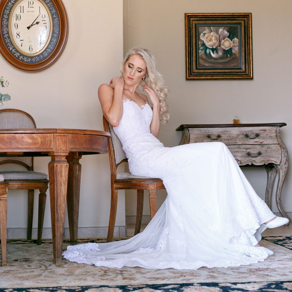 Lezar Opstal Wedding photographer posing the bride in her white wedding dress
