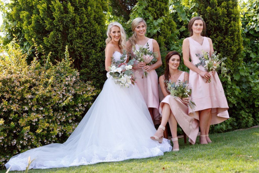 bridal party posing at Lezar Opstal Wedding Venue
