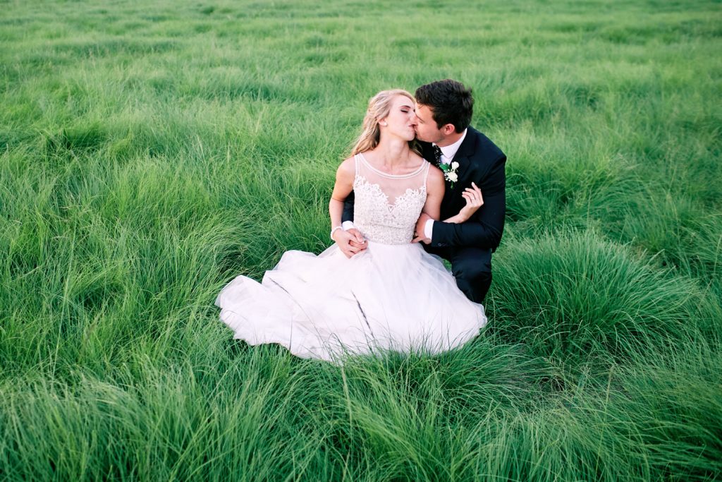 Weddings Heidelberg Lezar Opstal couple kissing in the green fields